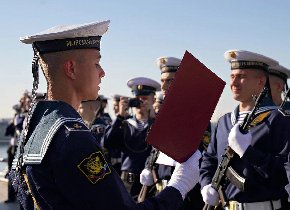 Первокурсники Военно-морского института приняли Военную присягу на борту крейсера «Аврора»