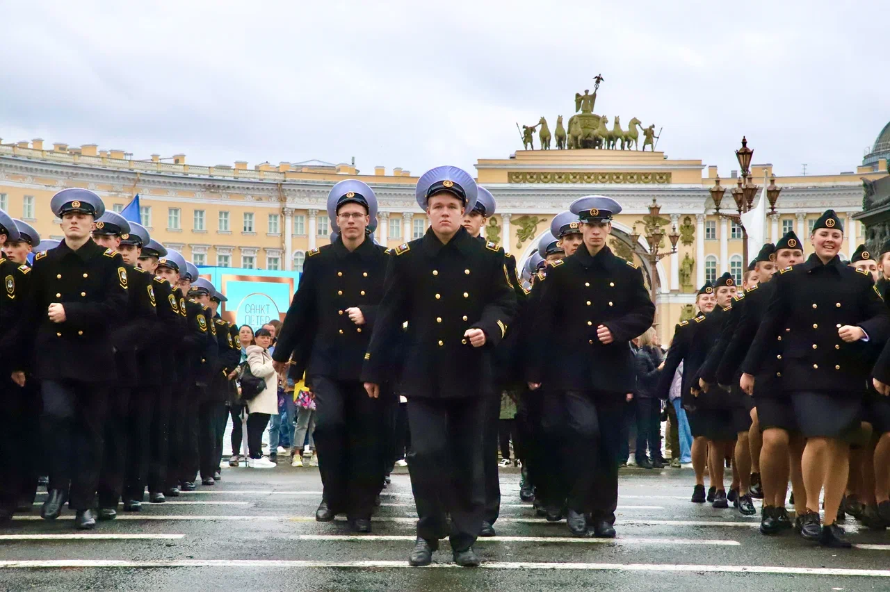 На Дворцовой площади состоялось посвящение в курсанты ГУМРФ им. адмирала С.О. Макарова