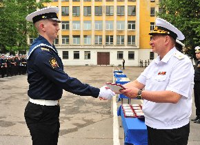 Выпускникам Ленкома вручены медали Морского собрания